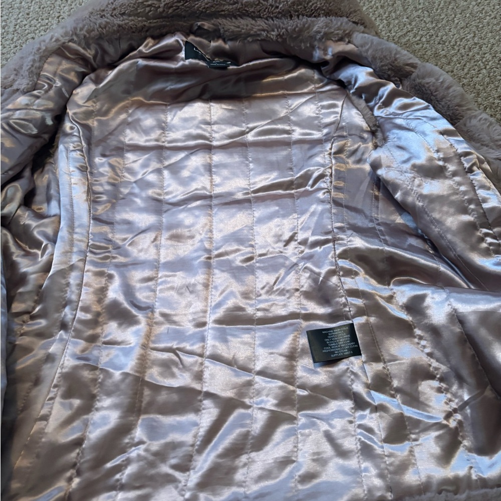 Liz Claiborne Woman’s  Faux Fur Vest in Taupe - Picture 6 of 7
